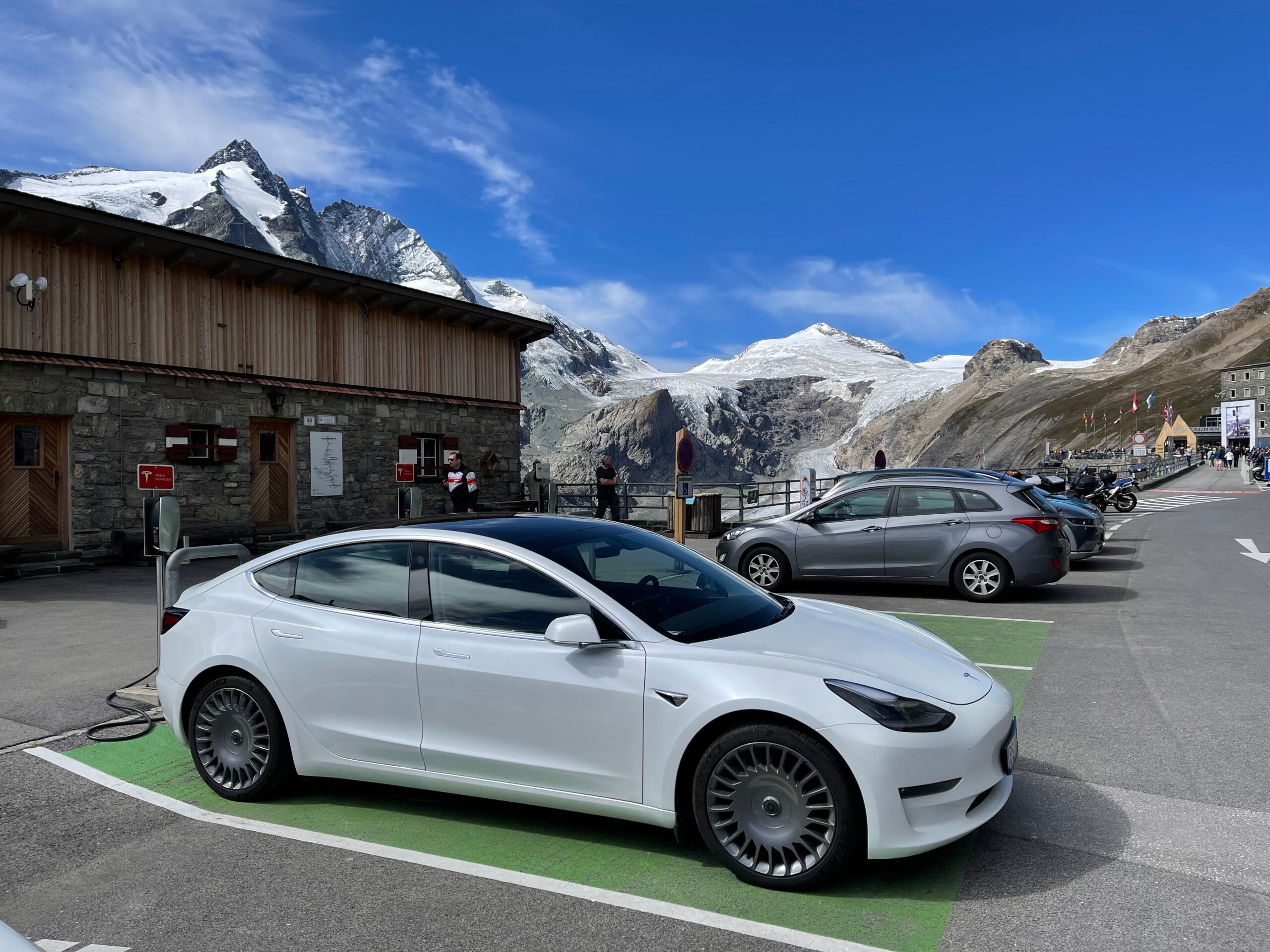 Tesla-Alpenurlaub